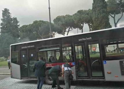 Bus in fiamme a piazza Venezia: nuovo guasto a due giorni dall'esplosione