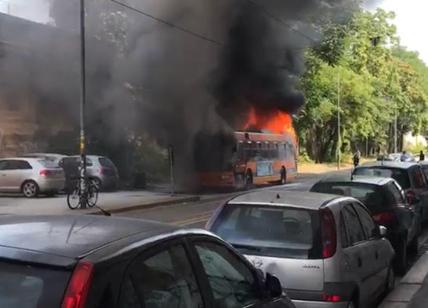 Milano come Roma, autobus prende fuoco. Foto-video