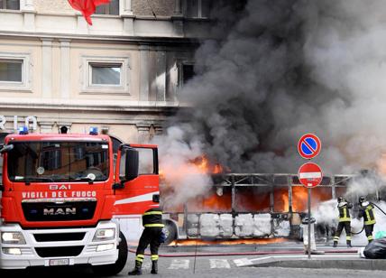 Roma, esplode bus Atac in via del Tritone, ferita una donna, traffico in tilt