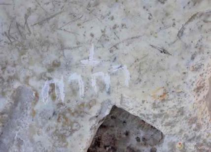 Incide scritta su capitello in marmo dei Fori Imperiali: colombiano denunciato