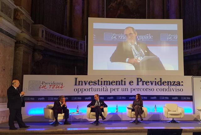 Un momento del dibattito di Previdenza in Tour alla Cappella Palatina della Reggia di Caserta, con il moderatore Mario Sechi, il presidente di CNPADC Walter Anedda, il prof di Diritto del Lavoro Michel Martone e l'economista Veronica De Romanis. Un momento del dibattito di Previdenza in Tour alla Cappella Palatina della Reggia di Caserta, con il moderatore Mario Sechi, il presidente di CNPADC Walter Anedda, il prof di Diritto del Lavoro Michel Martone e l'economista Veronica De Romanis.