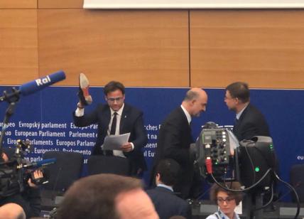 Il leghista Ciocca imbratta con una scarpa le carte di Moscovici. Video