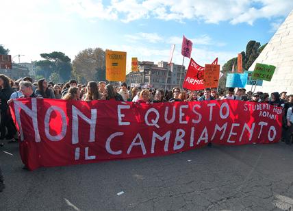Scuola, 100 mila studenti in piazza in tutta italia contro il governo. VIDEO