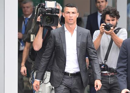 Cristiano Ronaldo in visita alla Luxottica, maestranze in delirio