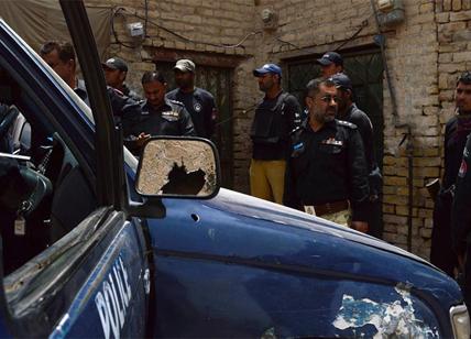 Attentato Pakistan, bomba al mercato al consolato cinese: 20 morti e 50 feriti