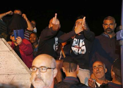Migranti, finta rivolta a Rocca di Papa. Cori contro e welcome: tutta fuffa