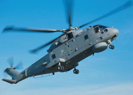 Marina militare, cade in mare un elicottero: morto uno dei 5 a bordo