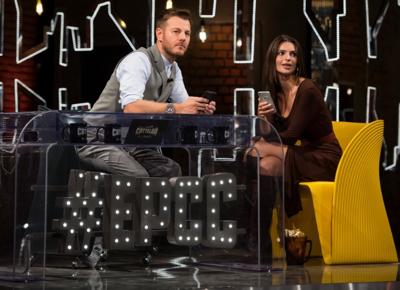 Emily Ratajkowski alla scrivania di EPCC A TEATRO
