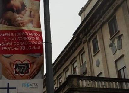 Mangiagalli, cartello antiabortista oscurato da ginecologa: scatta la denuncia