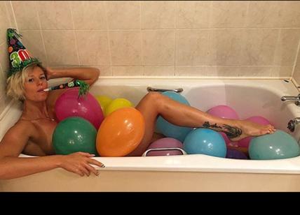 Federica Pellegrini, foto "sexy" in vasca per i 30 anni. Justine Mattera topless e...