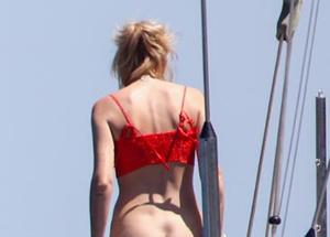 Chiara Ferragni, incidente sexy: il costume si abbassa e... FOTO