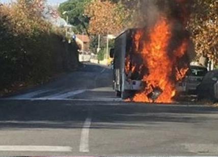 Roma, bus Atac in fiamme sull'Aurelia. Mezzo distrutto, nessun ferito