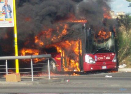 Atac, bus va a fuoco mentre rientra al deposito: era in servizio da 15 anni