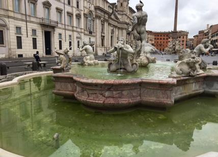 Roma, fontane del centro storico nel degrado: acqua verde a piazza Navona