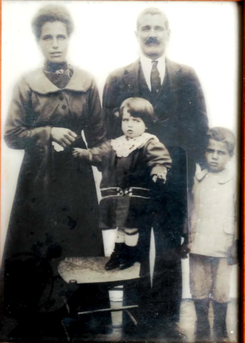 Foto del 1916 o 1917 I coniugi Consiglia e Cosimo Boccadamo, il primogenito Silvio e la seconda figlia Eva detta Nina
