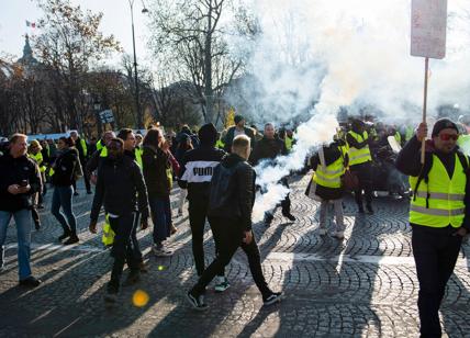 Bruxelles, protesta dei gilet gialli: 60 fermi, in fiamme 2 auto della polizia