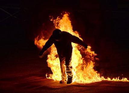 Capannelle, operatori in protesta: manifestante si dà fuoco in Campidoglio