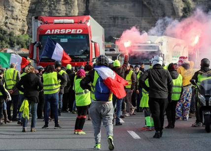 Gilet gialli: scontri a Parigi, cassonetti in fiamme, lacrimogeni, 189 fermi