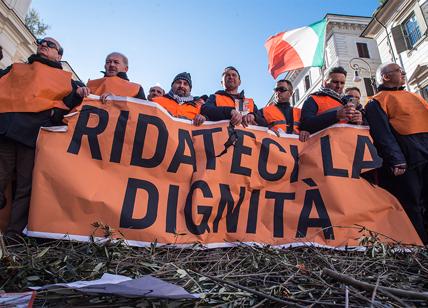Manifestazione gilet arancioni in Piazza Santi Apostoli a Roma