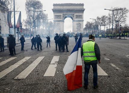 Gilet gialli, scontri in piazza a Parigi. Sfondato il portone di un ministero