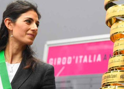 Roma, Giro d'Italia ridotto per le buche: impeachment per Virginia Raggi