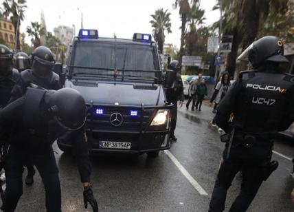 Migranti, scontri con la Guardia Civil in Spagna. Il silenzio di Saviano & co.
