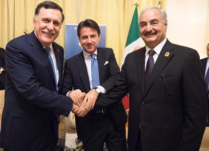 Libia, stretta di mano Haftar-Sarraj. Conte: "L'Italia farà la sua parte"