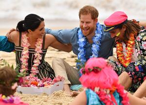 Meghan Markle e Harry in Australia: piedi nudi e abbraccio "collettivo". FOTO