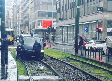 Milano, furgone della Polizia Penitenziaria incastrato: tram bloccati