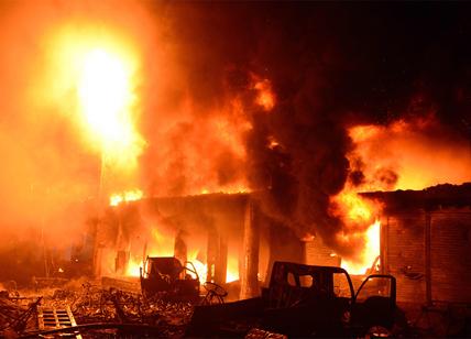 Bangladesh: a fuoco un condominio a Dakka, almeno 70 morti. FOTO