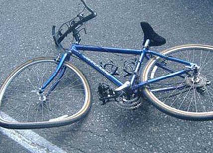 Tragedia sull'Aurelia: morto un ciclista investito. Chiusa la strada