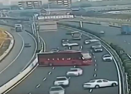 Cina: autobus inchioda e fa inversione a U in autostrada