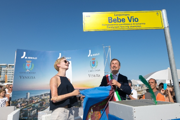 il Sindaco di Jesolo Valerio Zoggia con Bebe Vio il Sindaco di Jesolo Valerio Zoggia con Bebe Vio