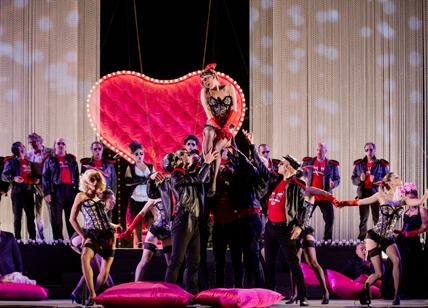 La Roma felliniana accoglie il brindisi all’amore della Traviata di Verdi