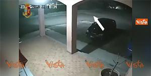 le immagini dell'impatto riprese dalle telecamere di sorveglianza video
