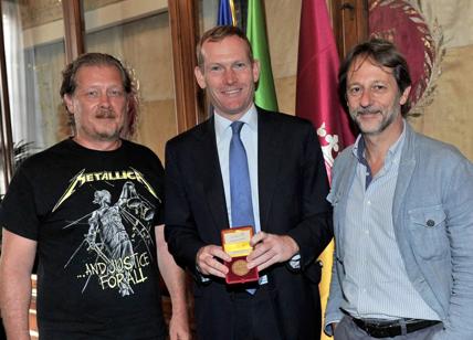 Lemmetti in t-shirt dei Metallica con il rappresentante inglese. Ironia social