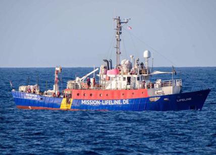 Lifeline sfida Salvini: "Vieni bordo, ci sono umani". Malta contro Toninelli