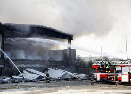 Incendio Bovisasca, piccoli focolai: "Situazione normale e sotto controllo"