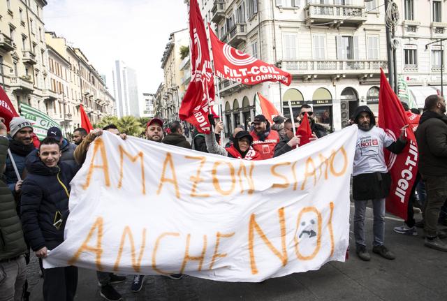 Amazon: a Milano la protesta dei driver Amazon: a Milano la protesta dei driver