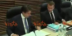 Macron sbircia appunti Conte video