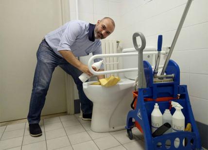 Bugani (M5S) mentre pulisce un wc. La foto-risposta agli insulti di Silvio