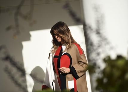 Melania Trump, cappotto geometrico Dior. Polemica sulle "spese pazze". FOTO