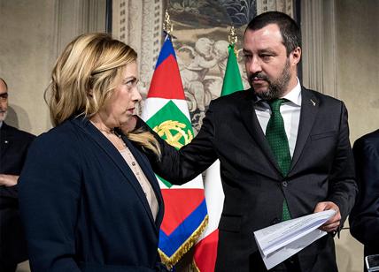 Giorgia Meloni retromarcia su tutto: molla Salvini sul decreto sicurezza