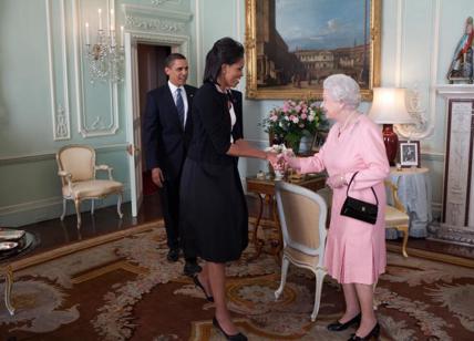 Michelle Obama ed Elisabetta II: "Perché ho osato abbracciare la regina"
