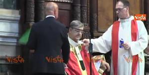 Miracolo San Gennaro malore del card Sepe durante le celebrazioni video