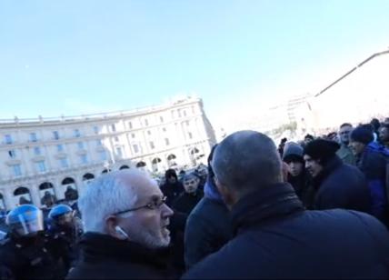 Roma, guerriglia tra manifestanti Ncc e vigili in Piazza della Repubblica