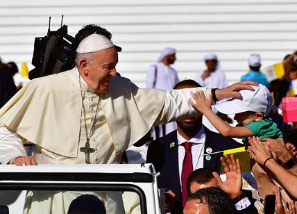 Papa: "Non è beato chi aggredisce". Folla a prima messa in penisola araba