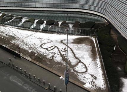Enorme pene disegnato sulla neve davanti alla Commissione Europea