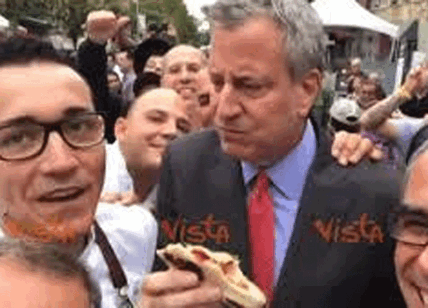 N.York, De Blasio mangia una pizza del napoletano Sorbillo a festa della pizza