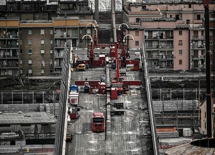 Genova, Ponte Morandi: la terza trave è a terra. In anticipo di 12 ore
